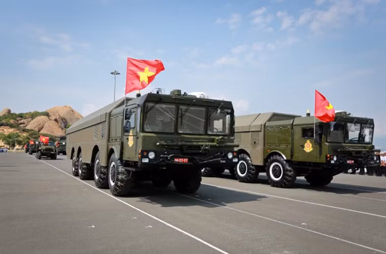 Thông tin quý giá này được chính Tập đoàn Tên lửa chiến dịch – chiến thuật (KTRV) công bố tại triển lãm hàng không MAKS 2017. Theo đó, phiên bản xuất khẩu của tổ hợp tên lửa phòng thủ bờ biển K-300P Bastion-P mà Nga xuất khẩu cho Việt Nam, Syria có thể “làm việc” với các mục tiêu mặt đất. Nguồn ảnh: Tiền Phong