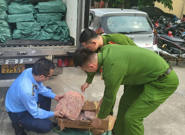 Tam giu 2 tan chan ga rut xuong dong lanh co dau hieu vi pham