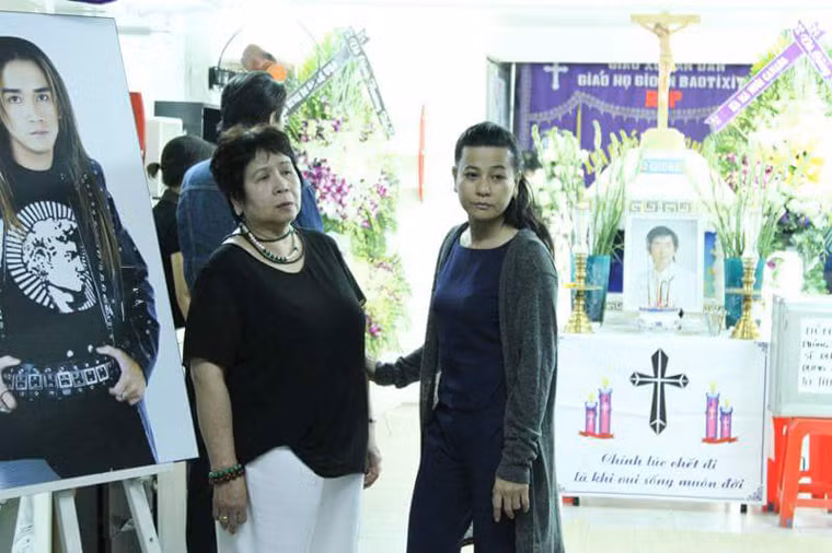 Diễn viên Cát Phượng chia buồn cùng gia quyến nam ca sĩ.