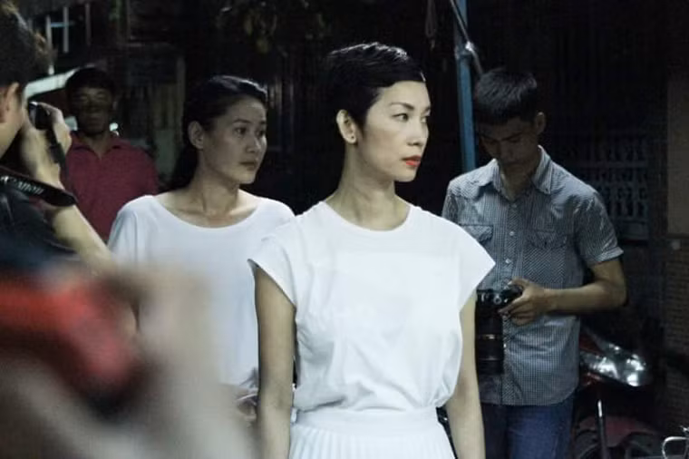 Siêu mẫu Xuân Lan đau buồn khi đến viếng tang ca sĩ Minh Thuận.