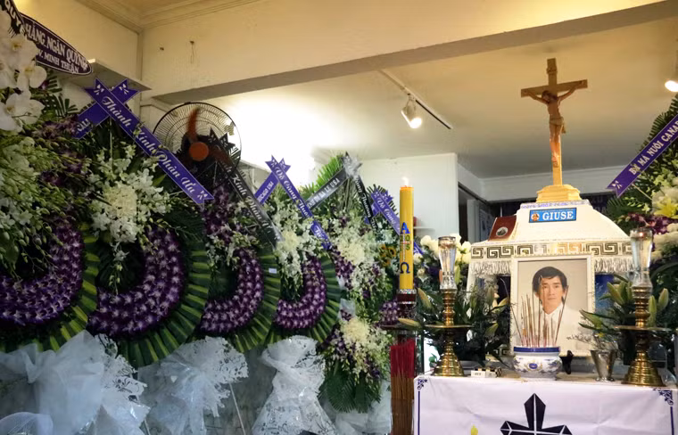 Ngay từ khi linh cữu ca sĩ Minh Thuận được đưa về nhà, không chỉ có gia đình mà trong suốt đêm qua (18/9), có rất đông bạn bè, đồng nghiệp và người hâm mộ đến viếng anh.