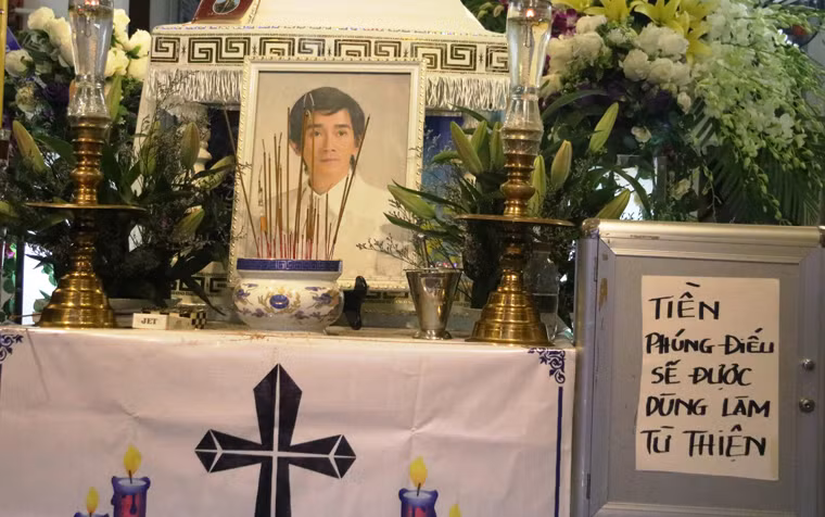 Di ảnh và quan tài nam ca sĩ Minh Thuận ngập tràn hoa trắng. Gia đình đã quyết định dùng tiền phúng điếu để làm từ thiện.