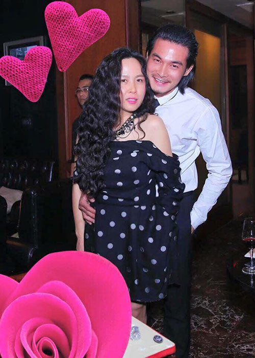 Chuyện tình của cặp đôi lệch tuổi Quách Ngọc Ngoan - Phượng Chanel được công khai vào năm 2015.