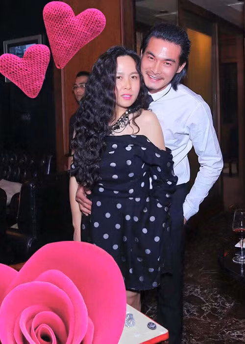 Chuyện tình của cặp đôi lệch tuổi Quách Ngọc Ngoan - Phượng Chanel được công khai vào năm 2015.
