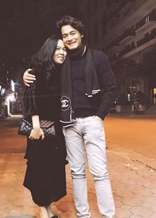 Bất chấp những lời dị nghị, Quách Ngọc Ngoan và Phượng Chanel vẫn yêu nhau say đắm.