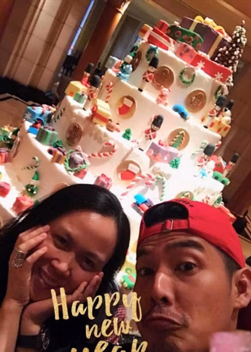 Nam diễn viên và bạn gái hơn tuổi luôn kề cạnh bên nhau trong mọi hoạt động công việc, vui chơi của cả hai.