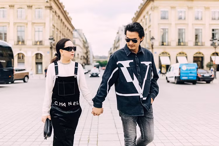 Trước công chúng, Quách Ngọc Ngoan và Phượng Chanel hiếm khi ôm hôn mà chỉ dành cho nhau cái nắm tay và ánh mắt ấm áp.