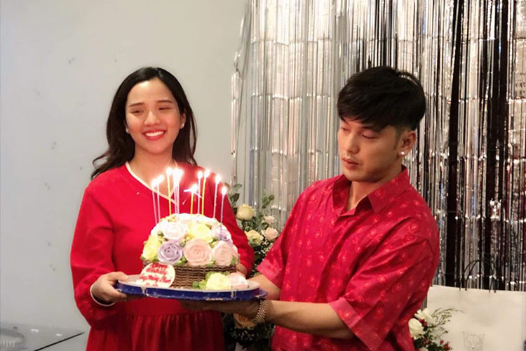 Ưng Hoàng Phúc công khai hẹn hò Kim Cương vào năm 2014. Cuộc tình này ban đầu đầy sóng gió vì Kim Cương từng qua một lần đò và có một con trai riêng.