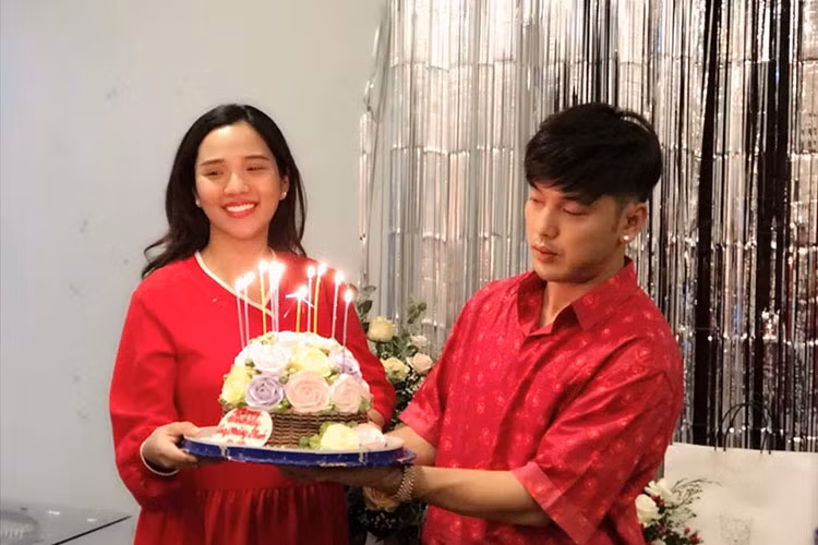 Ưng Hoàng Phúc công khai hẹn hò Kim Cương vào năm 2014. Cuộc tình này ban đầu đầy sóng gió vì Kim Cương từng qua một lần đò và có một con trai riêng.