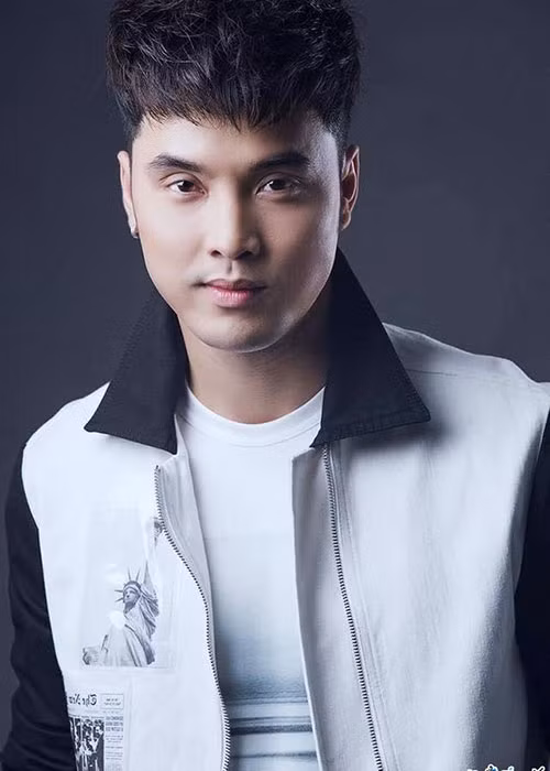 Đại diện của nam ca sĩ khẳng định anh và Kelly Bùi chỉ là bạn bè bình thường. Người này cũng cho biết, Ưng Hoàng Phúc bị giả mạo trang cá nhân.