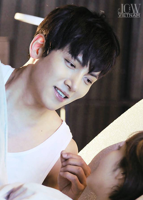 Ji Chang Wook từng bị đồn là "thế tử của hộp đêm" Burning Sun do Seungri điều hành. Tuy nhiên, tin đồn này không đúng sự thật.