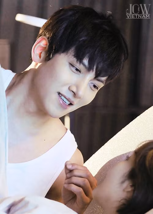 Ji Chang Wook từng bị đồn là "thế tử của hộp đêm" Burning Sun do Seungri điều hành. Tuy nhiên, tin đồn này không đúng sự thật.