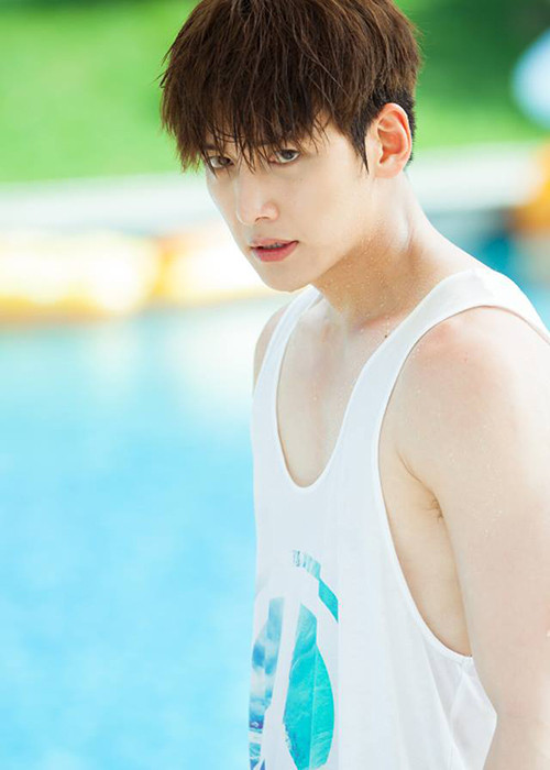 Nam diễn viên xứ Hàn khoe bắp tay rắn rỏi, ngực chắc, vai rộng trên màn ảnh.