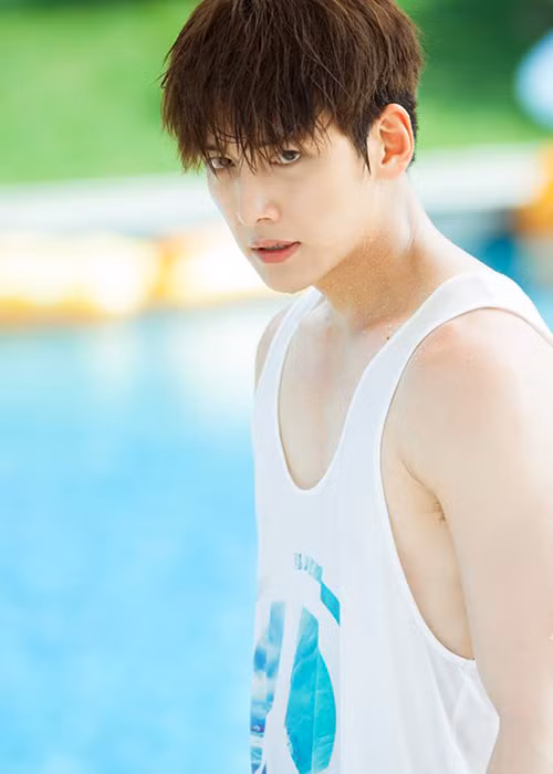 Nam diễn viên xứ Hàn khoe bắp tay rắn rỏi, ngực chắc, vai rộng trên màn ảnh.