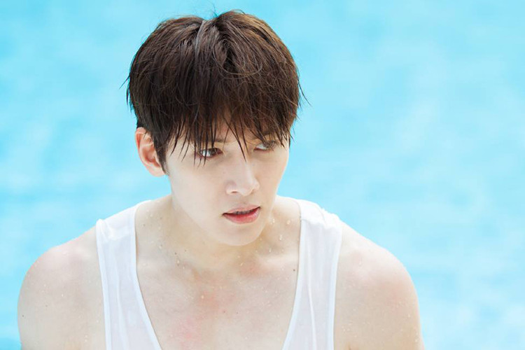 Ji Chang Wook sinh năm 1987, sở hữu gương mặt điển trai, cơ thể săn chắc.
