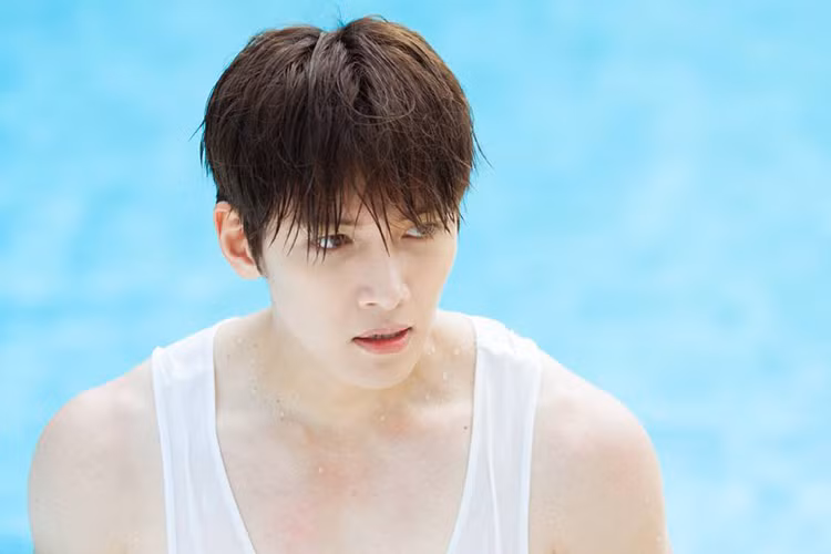 Ji Chang Wook sinh năm 1987, sở hữu gương mặt điển trai, cơ thể săn chắc.