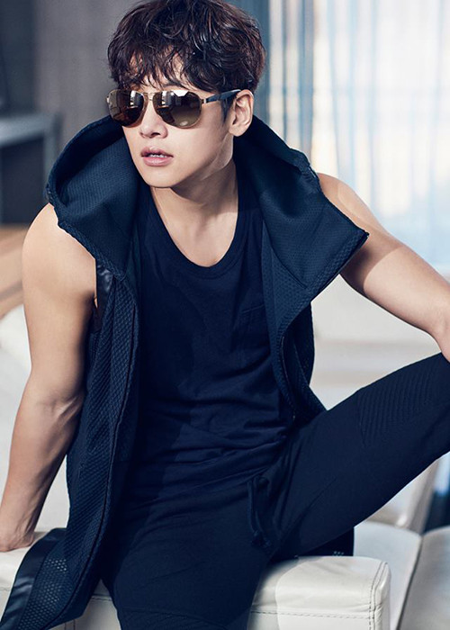 Nam diễn viên xứ Hàn còn để lộ hình thể cơ bắp cuồn cuộn khi chụp ảnh cho tạp chí.