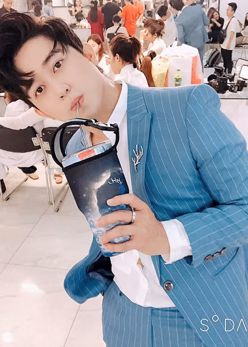 Quốc Bảo là ca sĩ kiêm diễn viên, người mẫu, VJ.