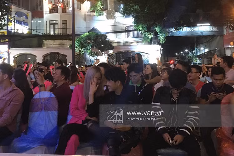 Mối quan hệ giữa tình cũ tin đồn của Trường Giang và Quốc Bảo rơi vào nghi vấn sau khi cả hai bị bắt gặp tình tứ tại một sự kiện. Ảnh: Yan