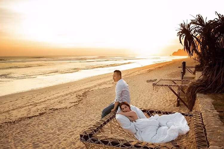 Trong loạt ảnh gợi cảm mới nhất của Ngọc Trinh, Vũ Khắc Tiệp cũng góp mặt.