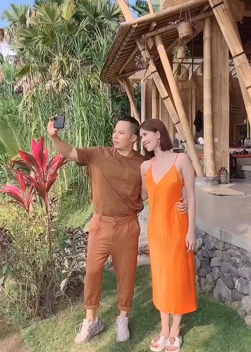 Ngọc Trinh đang có người yêu nên việc cô chụp ảnh thân mật bên Khắc Tiệp khi mặc trang phục thiếu vải cũng gây tranh cãi. Mời quý độc giả xem video "Vì sao đàn ông đều mê Ngọc Trinh". Nguồn Youtube/vtc