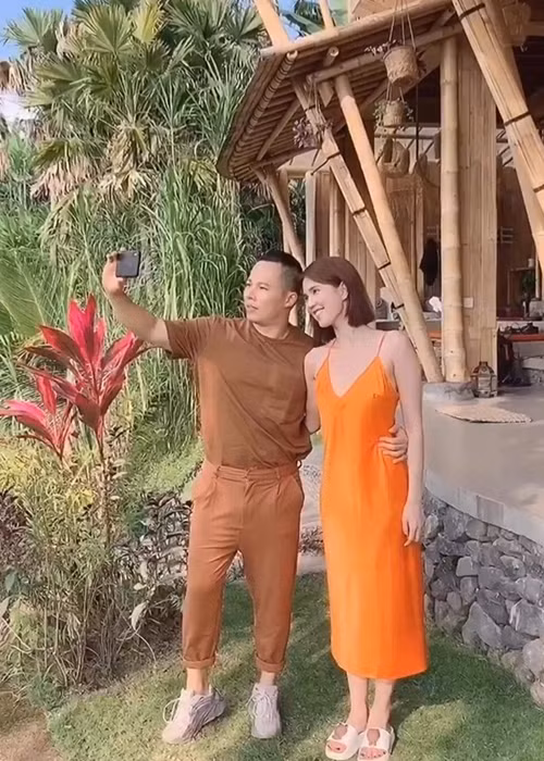 Ngọc Trinh đang có người yêu nên việc cô chụp ảnh thân mật bên Khắc Tiệp khi mặc trang phục thiếu vải cũng gây tranh cãi. Mời quý độc giả xem video "Vì sao đàn ông đều mê Ngọc Trinh". Nguồn Youtube/vtc