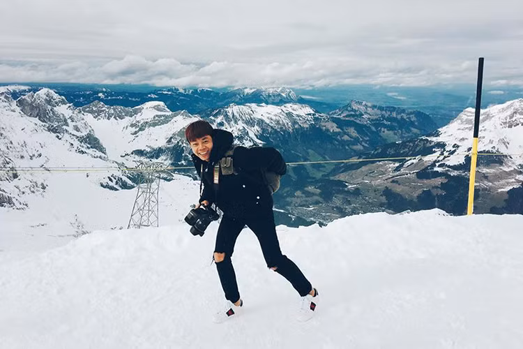 Theo Khám phá, Tony Đinh làm mảng thiết kế đồ họa trong khoảng 7 năm trước khi trở thành một nhiếp ảnh gia.