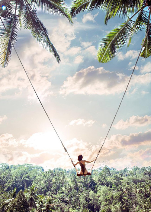 Ngoài ảnh nude, Ngọc Trinh còn chia sẻ nhiều bức ảnh trong trang phục áo tắm.