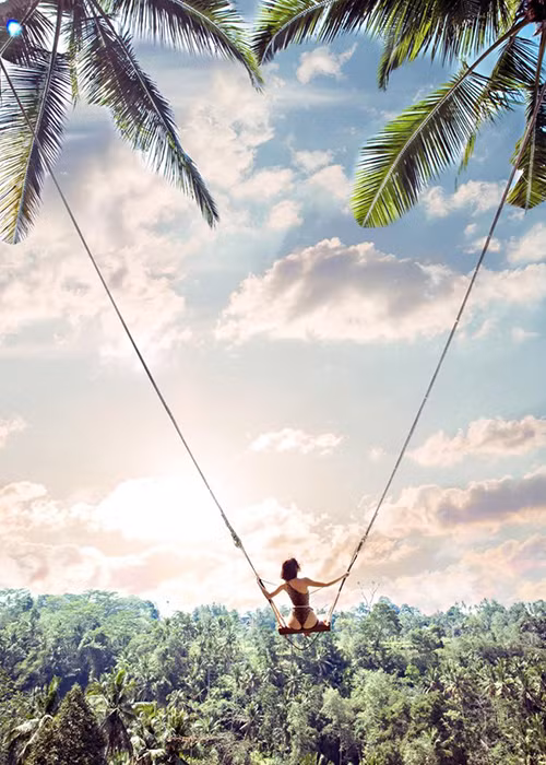 Ngoài ảnh nude, Ngọc Trinh còn chia sẻ nhiều bức ảnh trong trang phục áo tắm.