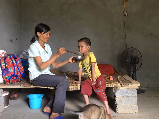 Be trai mo coi nha ngheo mac benh tim song lay lat qua ngay-Hinh-4