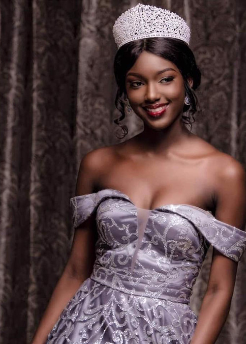 Tara Gueye năm nay 22 tuổi, cao 1m78, sở hữu gương mặt đẹp, thân hình hoàn hảo. Cô được ví là viên ngọc trai đen.