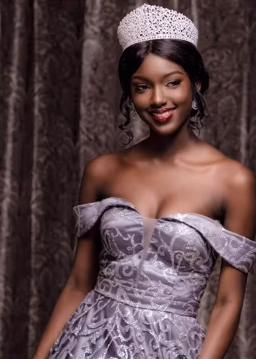 Tara Gueye năm nay 22 tuổi, cao 1m78, sở hữu gương mặt đẹp, thân hình hoàn hảo. Cô được ví là viên ngọc trai đen.