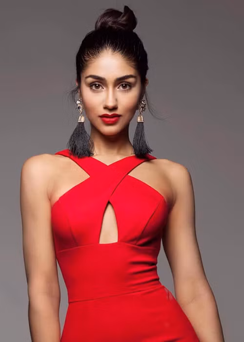 Megha Sandhu đến từ Canada. Cô có thể nói trôi chảy tiếng Anh, Pháp và Ấn Độ. Trong bảng dự đoán của Missosology, người đẹp xếp ở vị trí thứ 3.