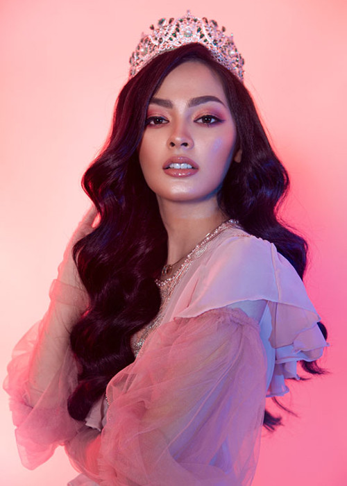 Jolene Marie Rotinsulu đến từ Indonesia. Cô đang là một trong những thí sinh mạnh đến từ châu Á. Theo Missosology, Jolene sẽ lọt top 5.