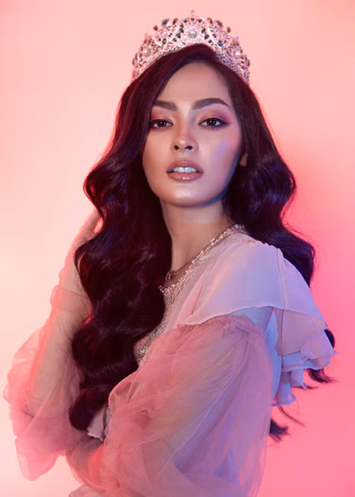 Jolene Marie Rotinsulu đến từ Indonesia. Cô đang là một trong những thí sinh mạnh đến từ châu Á. Theo Missosology, Jolene sẽ lọt top 5.