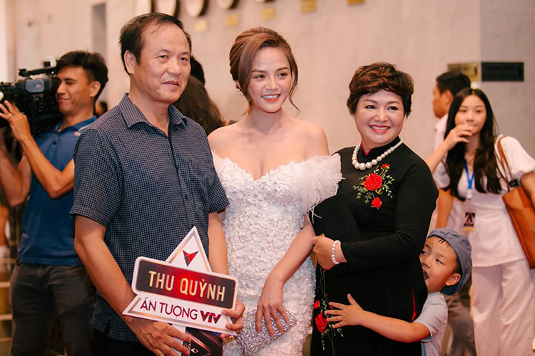 Giống Bảo Thanh, Thu Quỳnh là con nhà nòi. Bố của Thu Quỳnh là diễn viên múa, mẹ của cô là diễn viên của Đoàn Kịch Quân đội.