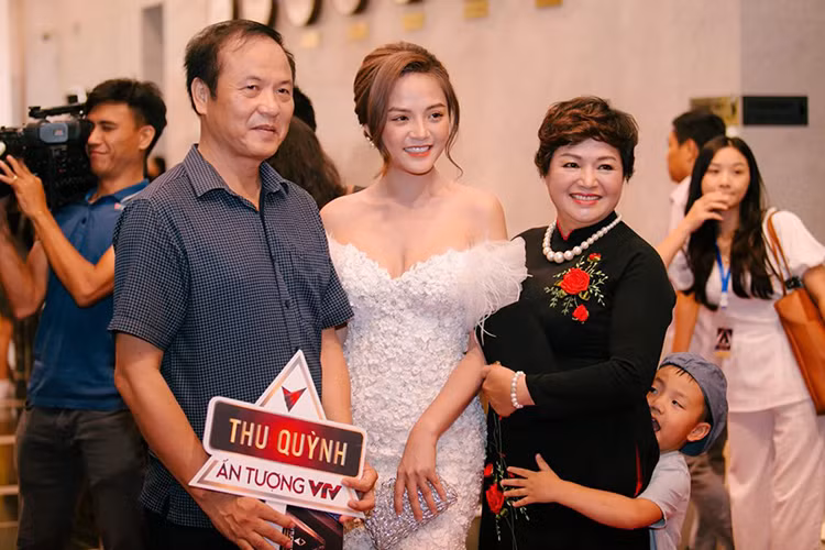 Giống Bảo Thanh, Thu Quỳnh là con nhà nòi. Bố của Thu Quỳnh là diễn viên múa, mẹ của cô là diễn viên của Đoàn Kịch Quân đội.