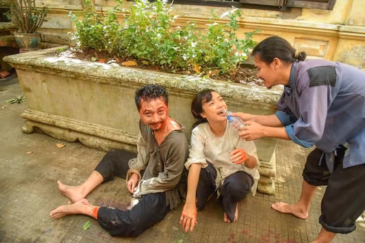 Lũ của "Tiếng sét trong mưa" mỉm cười khi hoàn thành cảnh quay.