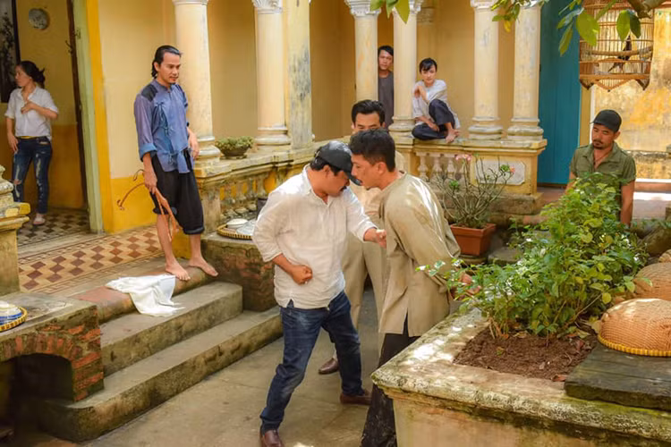 Ở hậu trường phim "Tiếng sét trong mưa", đạo diễn Nguyễn Phương Điền đã thị phạm cho Cao Minh Đạt và Hứa Minh Đạt.