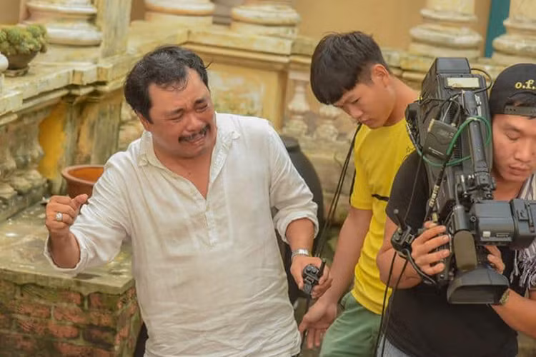 Chỉ đạo cảnh chủ đánh gia nô trong tập 22 "Tiếng sét trong mưa", đạo diễn Phương Điền không kìm nén được cảm xúc vì xúc động.