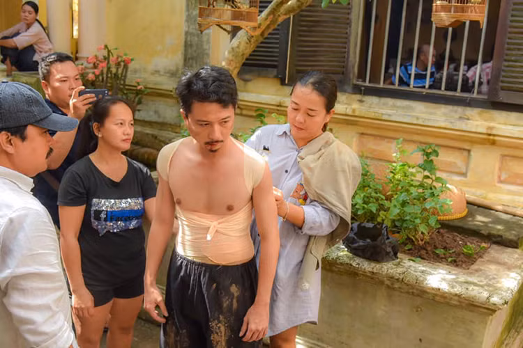 "Anh đang suy nghĩ xem coi phần 2 làm cách nào cho em sống lại đây Hứa Minh Đạt", đạo diễn phim "Tiếng sét trong mưa" úp mở về phần 2.