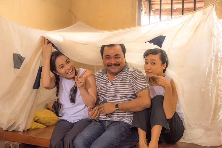 Hình ảnh Nhật Kim Anh và Lê Bê La vui vẻ bên đạo diễn của phim.