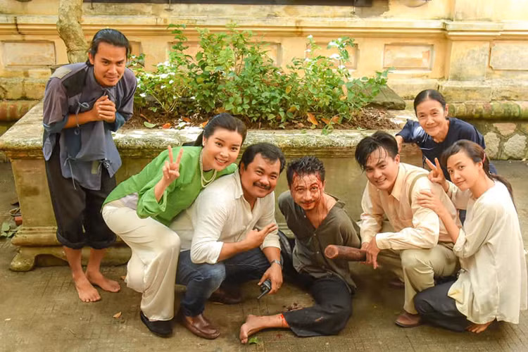 Hậu trường cảnh quay chủ đánh gia nô vì ghen là khoảnh khắc vui vẻ của dàn diễn viên.