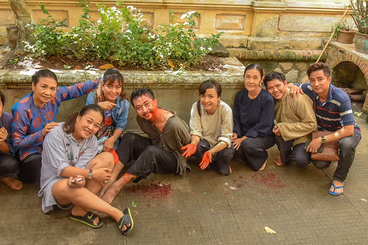 Hứa Minh Đạt tâm sự về vai diễn sau tập 22: "Ngày hôm ấy của em được làm nghệ thuật và hy sinh vì nghệ thuật. Đó là đam mê và khát vọng của em và ngày hôm nay em thật sự hạnh phúc khi được khán giả yêu thương thằng Lũ rất nhiều. Lũ vẫn sống nha mọi người ơi".