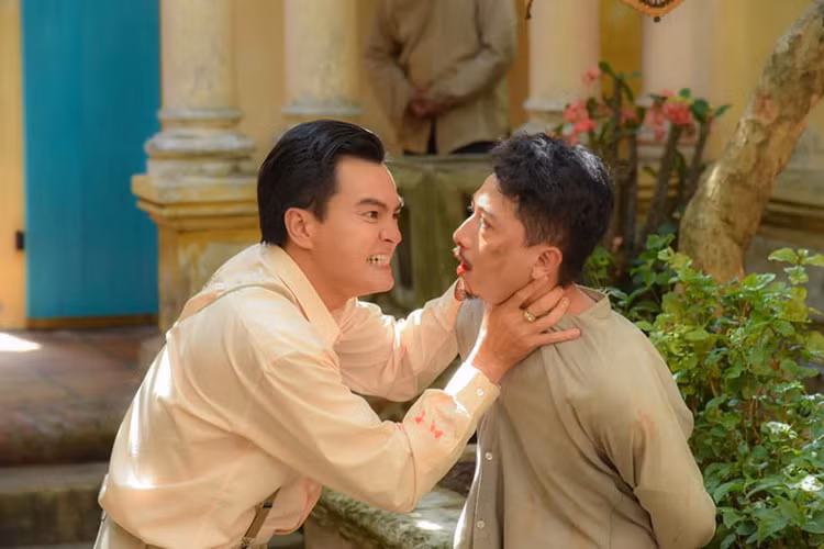 Trong bộ phim truyền hình đang lên sóng " Tiếng sét trong mưa", Lũ bị vu oan ngoại tình với Thị Bình nên cậu ba Khải Duy tra tấn.