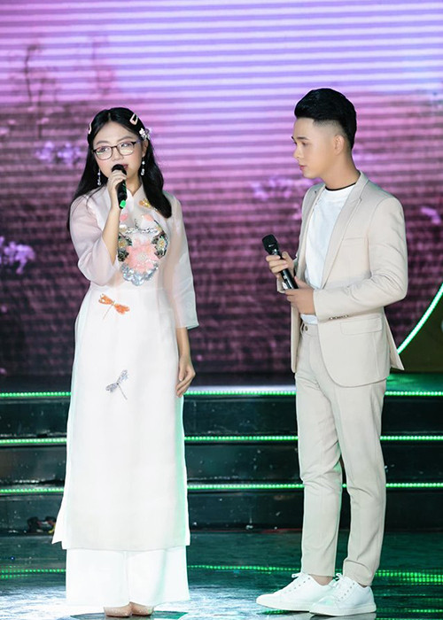 Em vẫn gắn liền với hình ảnh áo dài mỗi khi lên sân khấu.