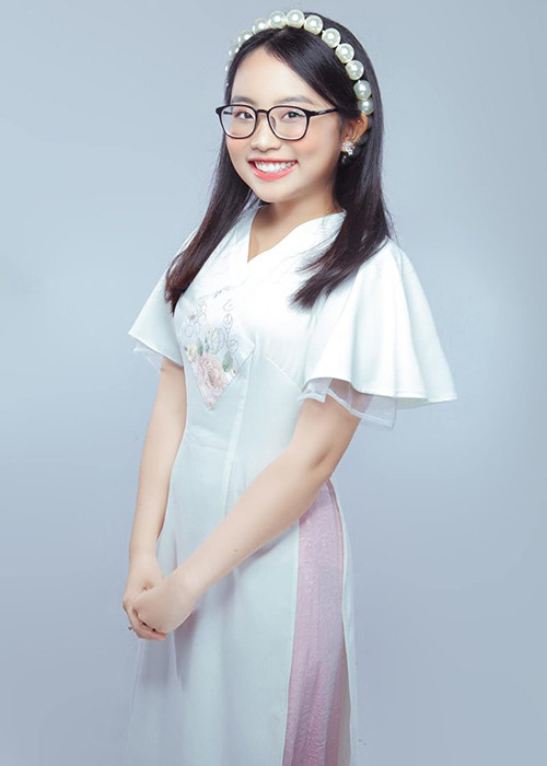 Hiện tượng dân ca giải thích rằng khi đang đi học thì ba nuôi Quang Lê gọi qua bất chợt, chứ em không biết đi cúng Tổ nghiệp. Xem video "Phương Mỹ Chi ký hợp đồng với Quang Lê". Nguồn Youtube/vtc