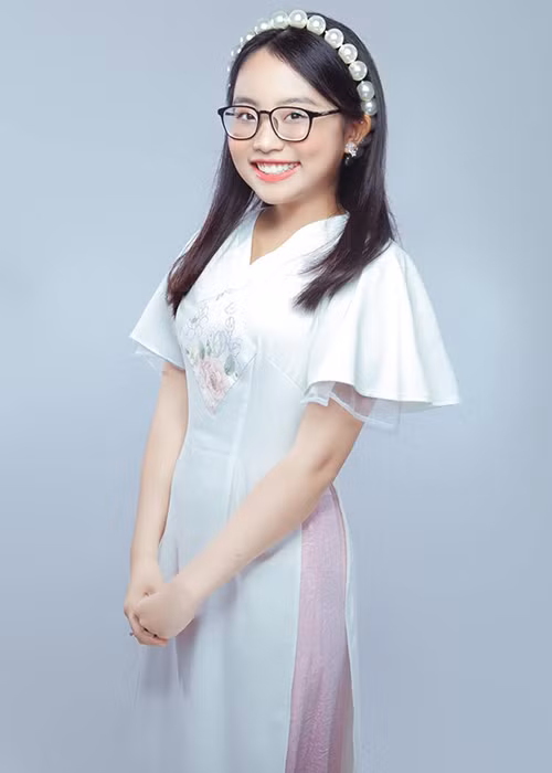 Hiện tượng dân ca giải thích rằng khi đang đi học thì ba nuôi Quang Lê gọi qua bất chợt, chứ em không biết đi cúng Tổ nghiệp. Xem video "Phương Mỹ Chi ký hợp đồng với Quang Lê". Nguồn Youtube/vtc