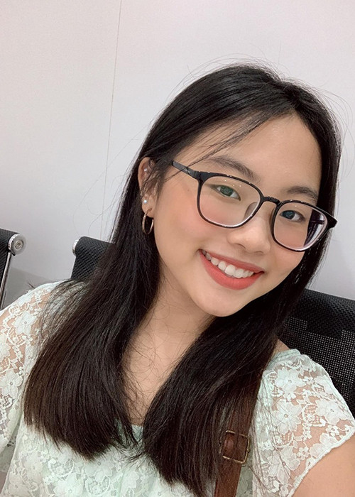 Phương Mỹ Chi thường xuyên xuất hiện với gương mặt trang điểm khi đi diễn.