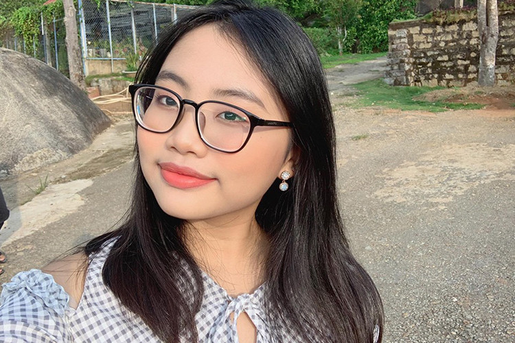 Rút kinh nghiệm sau những lần trang điểm đậm bị chê già chát, Phương Mỹ Chi giờ chỉ trang điểm nhẹ nhàng.